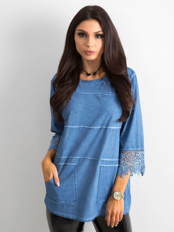 Blue blouse with lace and pockets