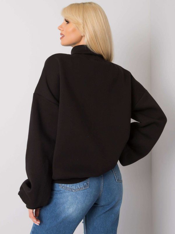 Kelly's black oversized sweatshirt