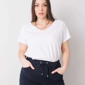 Cassie's white V-neck t-shirt plus size