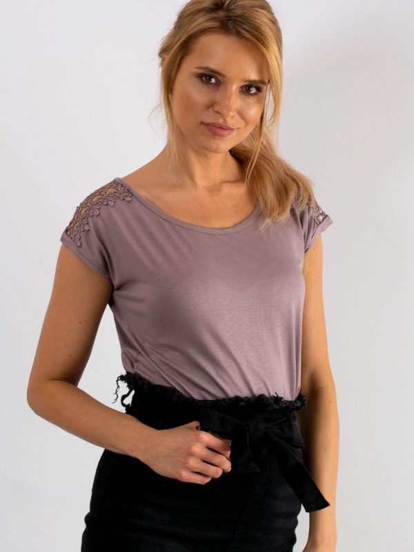 Light purple t-shirt with lace on sleeves