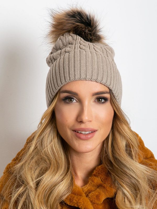 Beige hat with rib and fur pompom