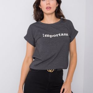 Dark gray t-shirt with the inscription Saniyah