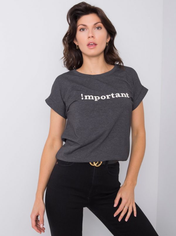 Dark gray t-shirt with the inscription Saniyah