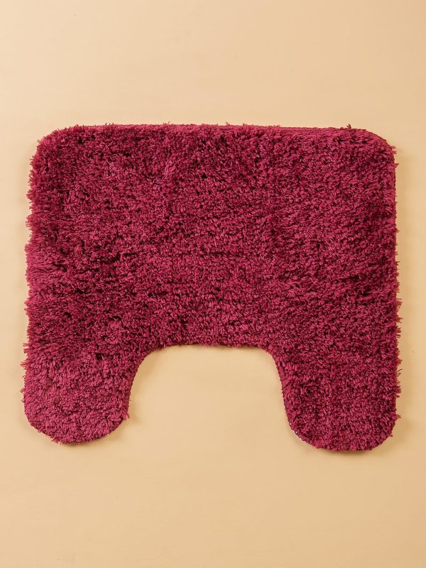 Burgundy bathroom mat under the toilet