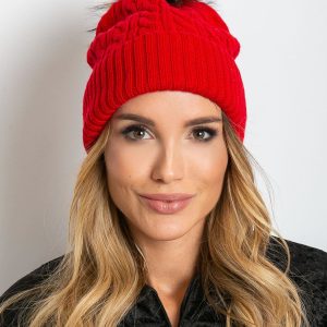 Red cap with ribbing and fur pompom