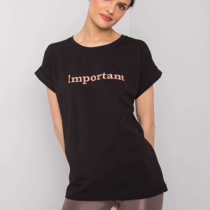 Black t-shirt with the inscription Saniyah