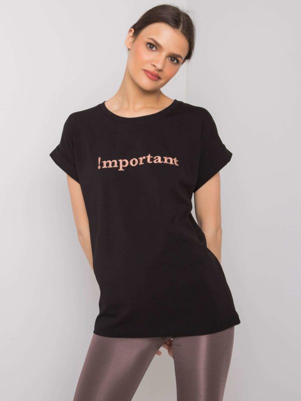 Black t-shirt with the inscription Saniyah