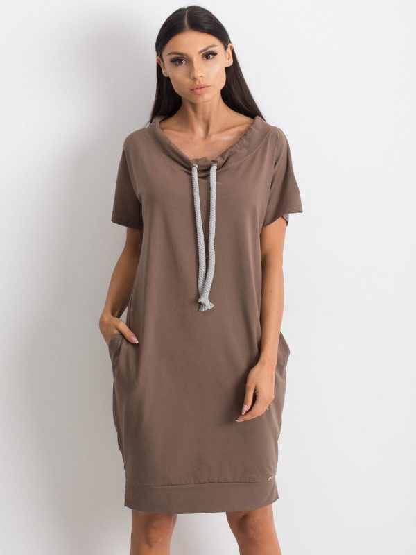 Brown dress Distinctiveness