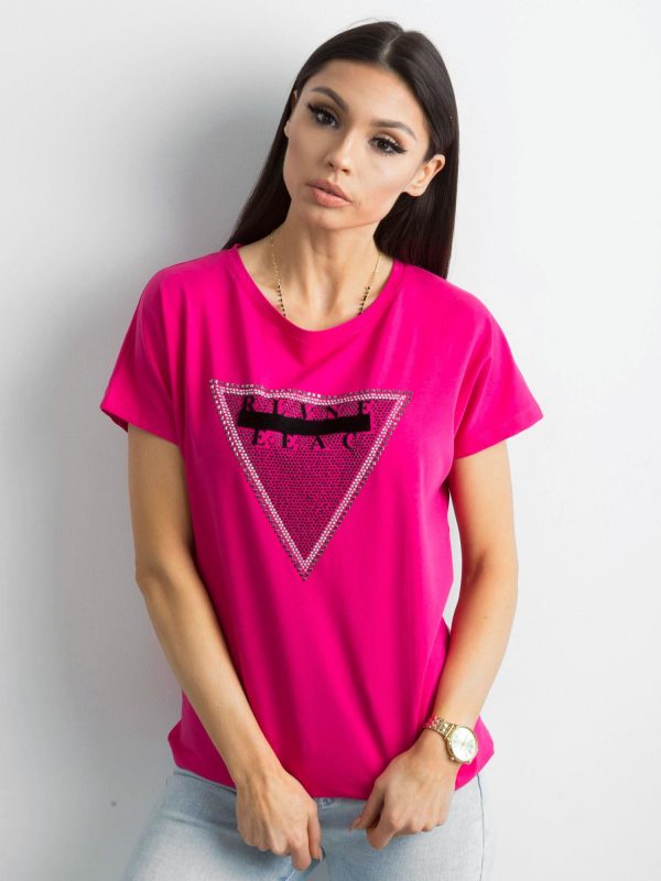 Dark pink t-shirt with applique and cutout at the back