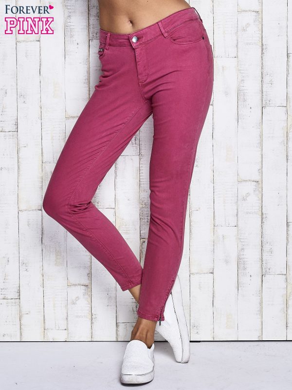 Fuchsia trousers with sliders on the legs