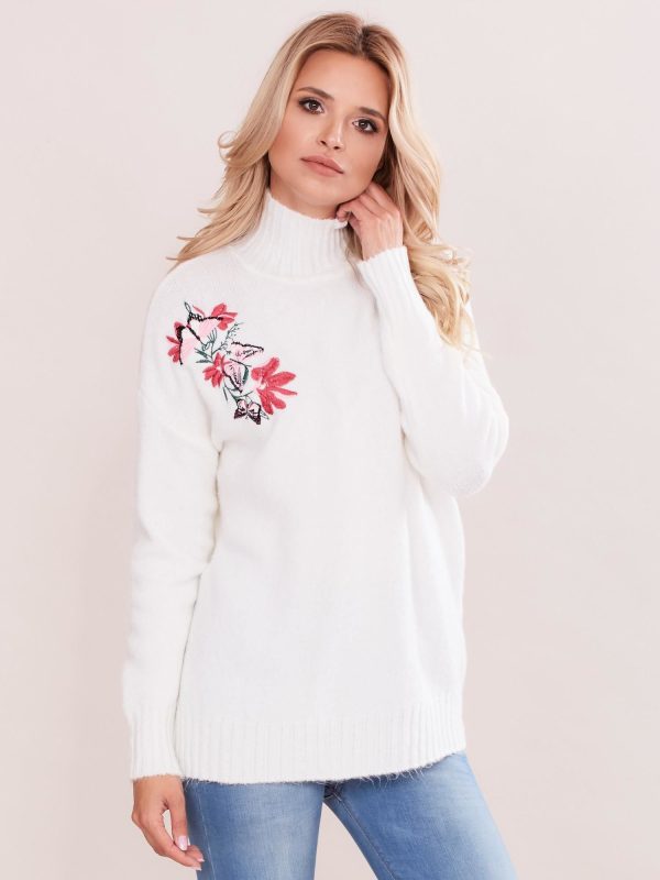 Wholesale Ecru turtleneck sweater with embroider