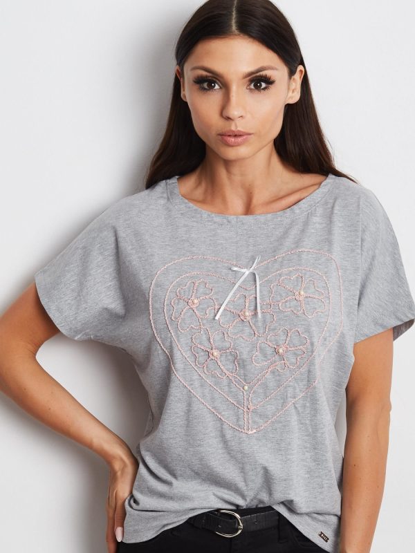 Wholesale Gray t-shirt with embroidered heart